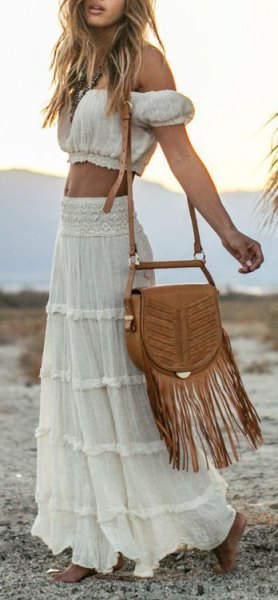 Cut off black from the top of the shoulder with a high-waisted maxi gypsy skirt