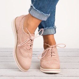 Light pink Oxford evening shoes with blue slim-fit jeans with cuffs