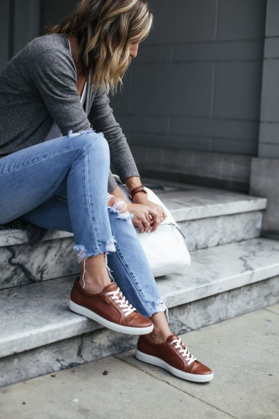gray t-shirt with light blue slim fit jeans and brown leather sneakers