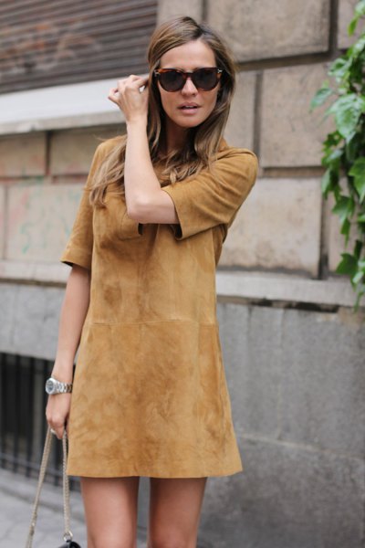 brown mini shift dress made of suede with half sleeves and matching shoulder bag