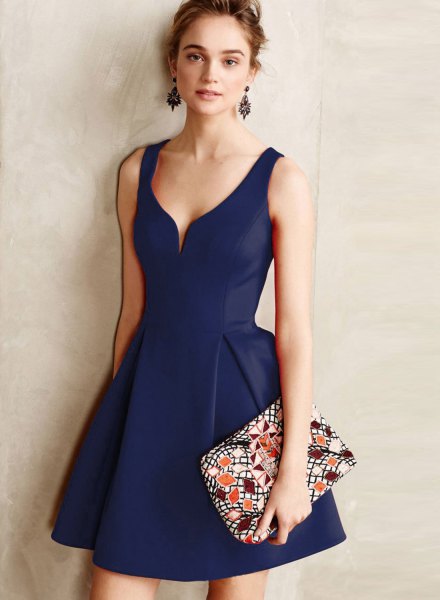 Dark blue mini dress with V-neck and flap with clutch bag with floral print