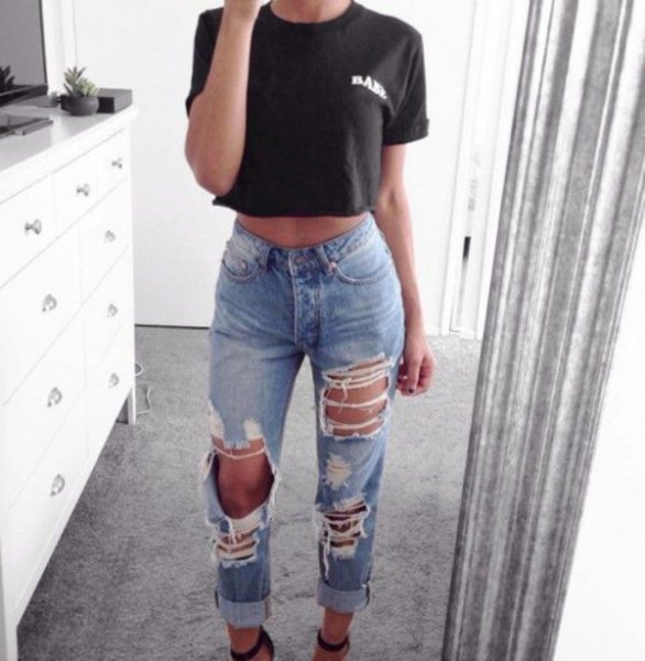 black short t-shirt with blue jeans in used look