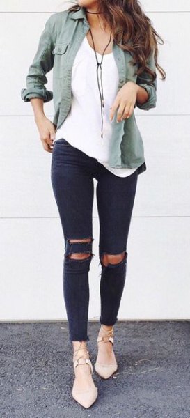 gray linen boyfriend shirt with torn skinny jeans and light pink heels