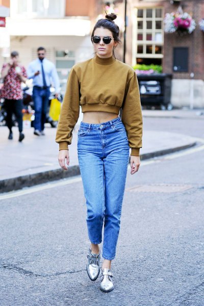 green, short-cut sweatshirt with mock-neck and blue, high-waisted mom jeans