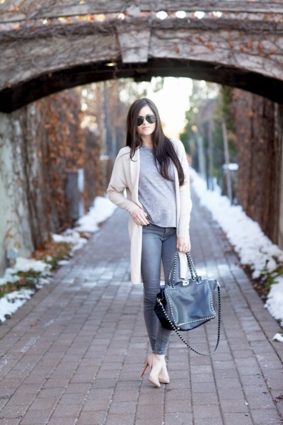 white longline cardigan with gray t-shirt and skinny jeans