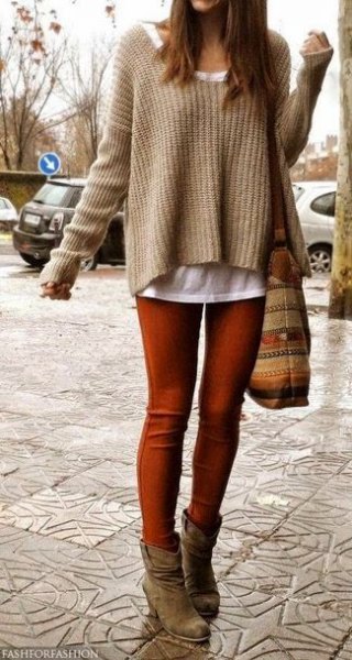 Light brown rib sweater with brown skinny jeans