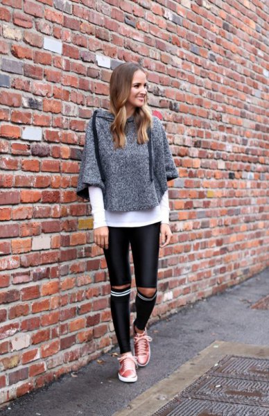 gray gray mottled sweater with knee-length tubular pants made of black leather
