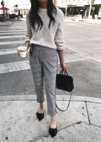 white, ribbed, chunky sweater with shortened, checkered, slim-cut trousers