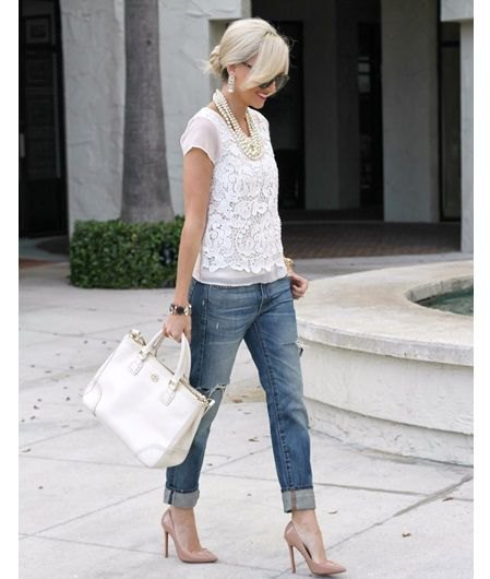 Short-sleeved blouse made of white lace with slim-fitting jeans with a gray-blue cuff