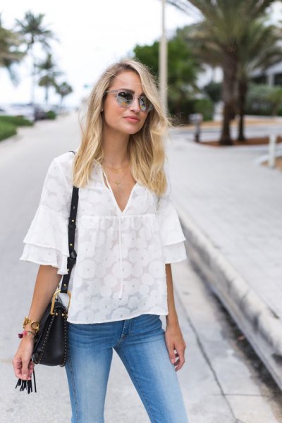 oversized blouse with white frilled sleeves and light blue skinny jeans