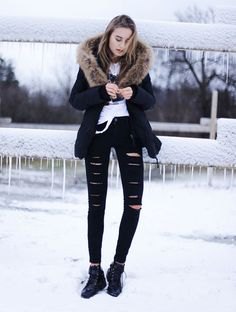 Blazer with faux fur collar, torn jeans and lace-up boots