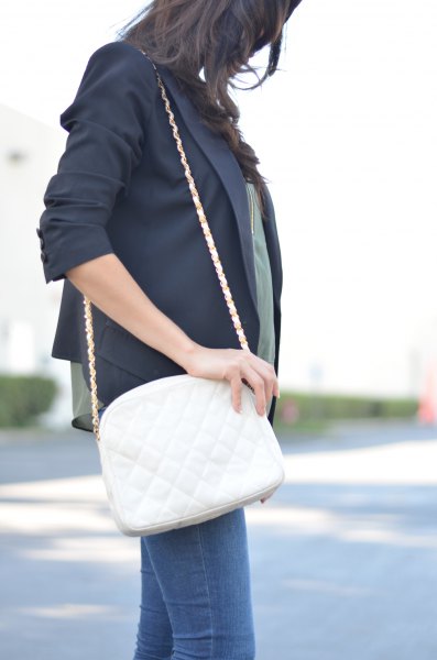 black blazer with blue skinny jeans and white leather shoulder bag