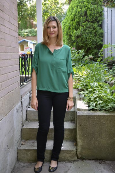 green top with half sleeves and black, slim fit chinos