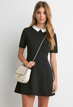 Mini collar dress with black fit and flared collar and white leather handbag