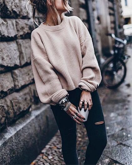 white, chunky, ribbed autumn sweater with black, torn skinny jeans