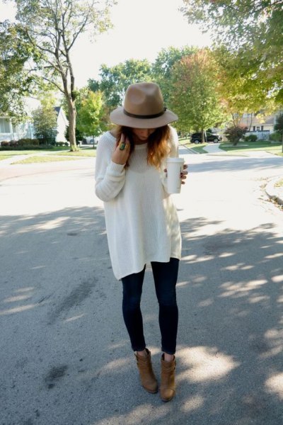 white tunic oversize autumn sweater with black skinny jeans
