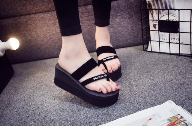 black skinny jeans with matching wedge flip-flops