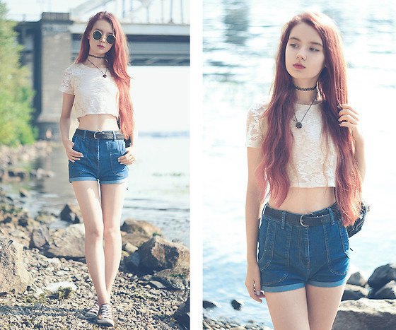 Short t-shirt with light pink lace and blue jeans shorts with a high waist