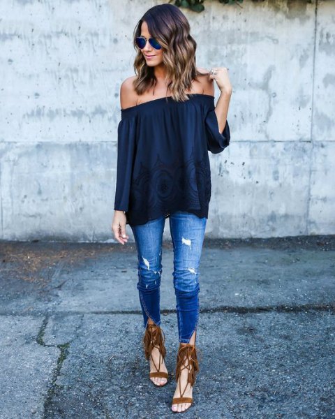black strapless blouse with skinny jeans
