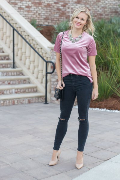 gray short-sleeved t-shirt with black, torn ankle jeans