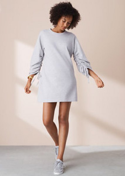 Long-sleeved mini sweatshirt dress with a round neck and low trainers