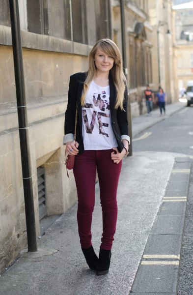 black blazer with white printed t-shirt and skinny jeans