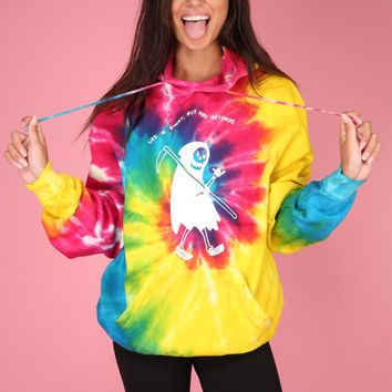 tie-colored graphic hoodie with black skinny jeans