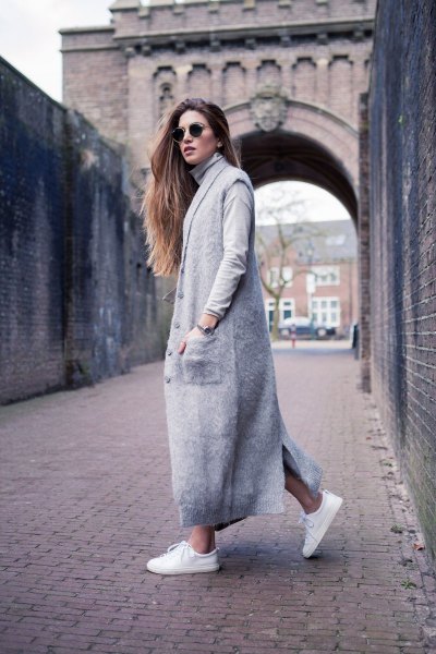 maxi gray cashmere jacket with denim shorts and white sneakers