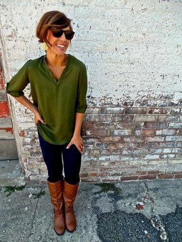 green half-heated blouse with brown knee-high leather shoes