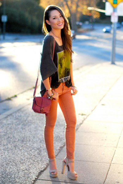 gray tee with wide sleeve print with orange skinny jeans