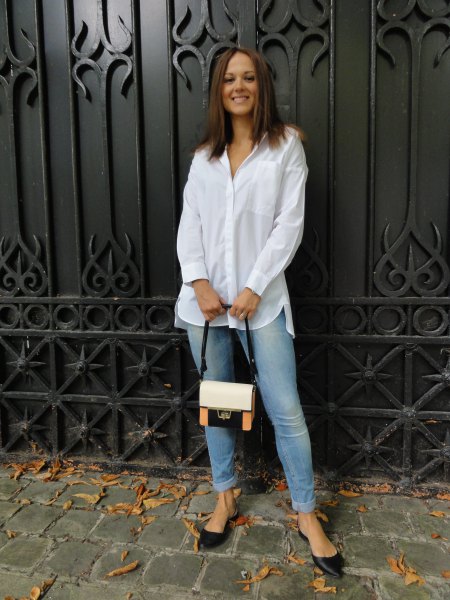 white button up shirt with light blue skinny jeans and black flats