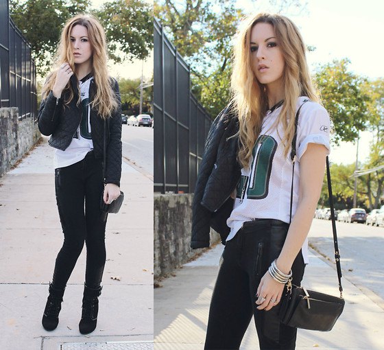 white print tee with black skinny jeans and leather shoulder bag
