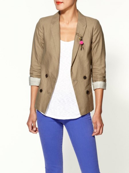rolled sleeve khaki blazer with white scoop neck top and bright blue jeans