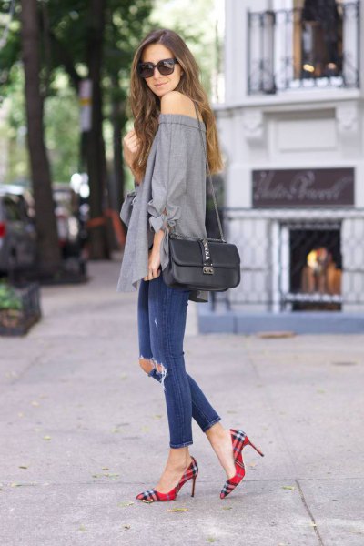 gray of the shoulder blouse with blue ripped ankles and checkered shoes