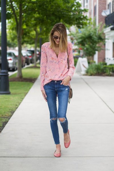 blush floral printed blouse with blue ripped skinny jeans