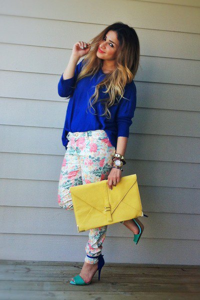 blue chunky sweater with white floral printed tapered leggings