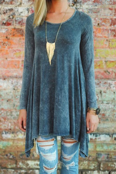 gray peplum tunic top with ripped skinny jeans