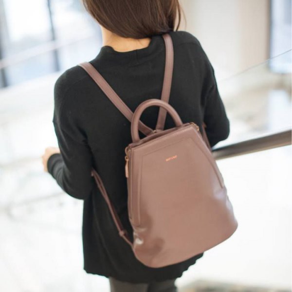 black sweater with gray skinny jeans and pink leather bag
