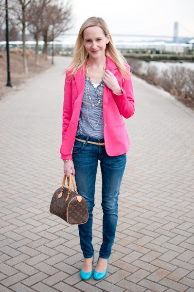 warm pink blazer with blue polka dot v-neck blouse and skinny jeans