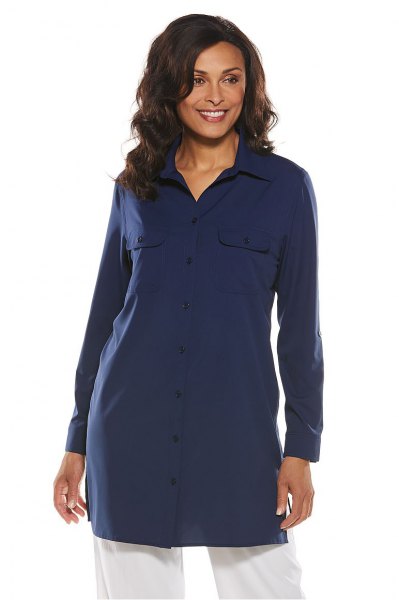 navy blue tunic shirt with white jeans with wide legs