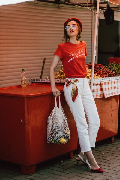 red print tee with white cropped straight jeans