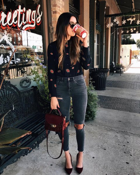 black printed blouse with gray jeans with high waist