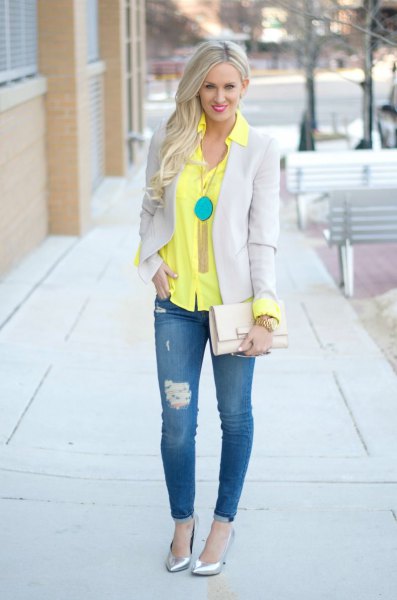yellow button up shirt with light gray blazer and skinny jeans