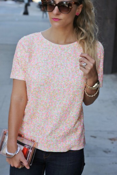 white and peach patterned short-sleeved blouse with black skinny jeans