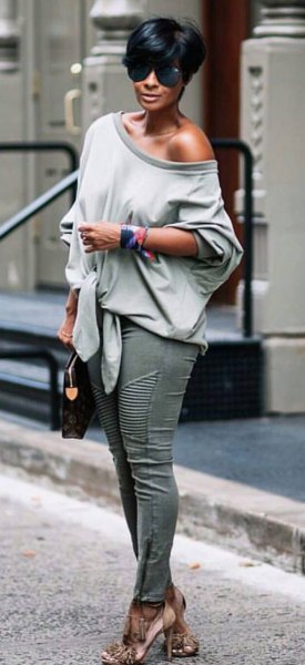 gray one shoulder casual fit sweater with skinny jeans