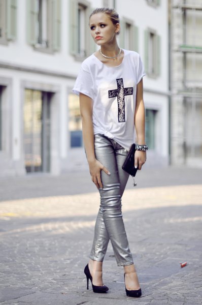 white print tee with silver skinny jeans