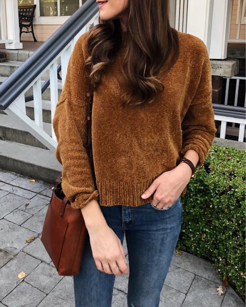 brown knit sweater with dark blue skinny jeans