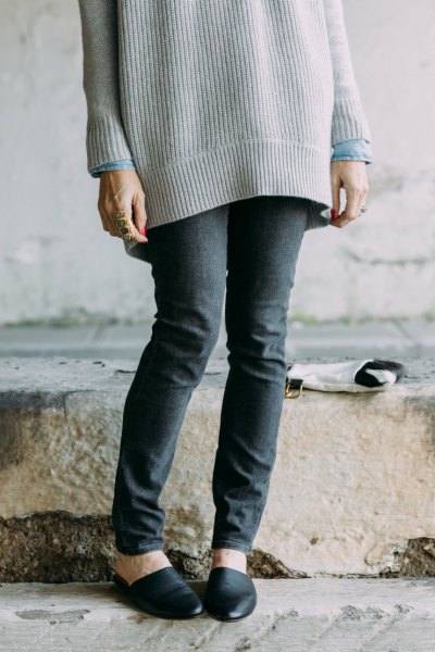 big ribbed sweater with gray skinny jeans