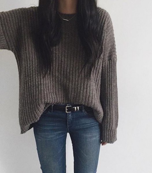 gray chunky knit sweater with dark blue skinny jeans and belt