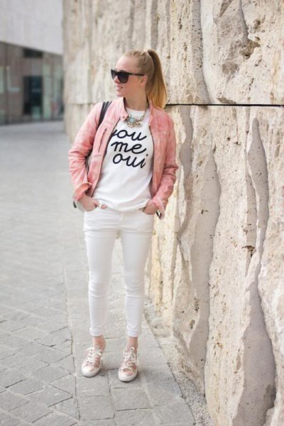 white print tee and skinny cropped jeans